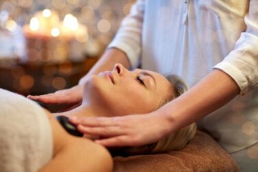 5 benefícios das massagens com pedras quentes