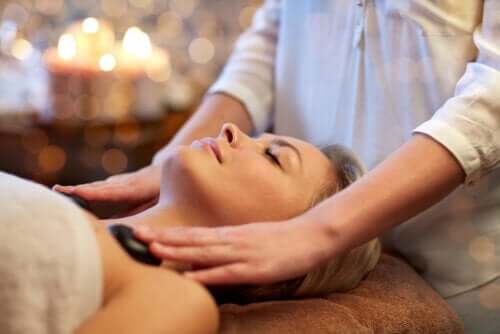 5 benefícios das massagens com pedras quentes