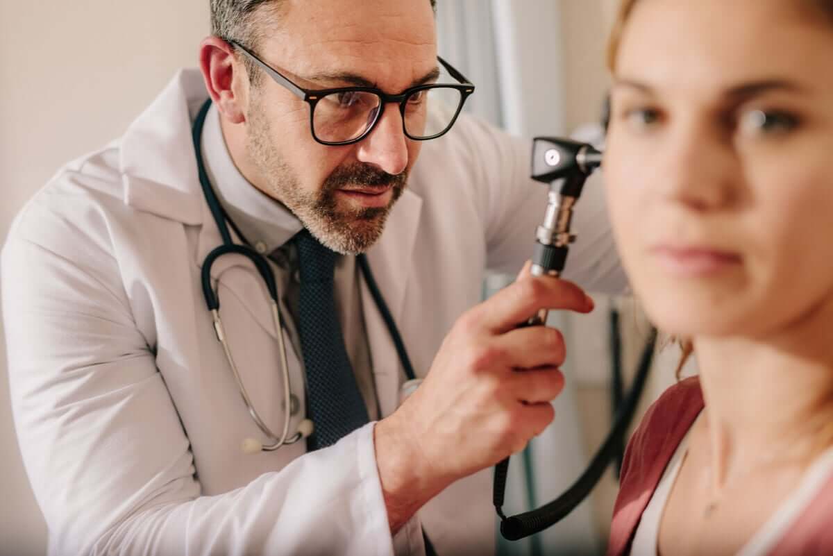 Médico examinando ouvido