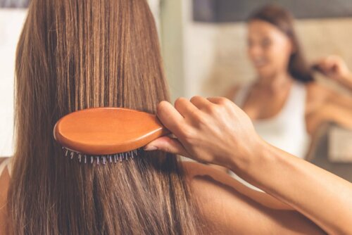 Por que é importante limpar a escova de cabelo?