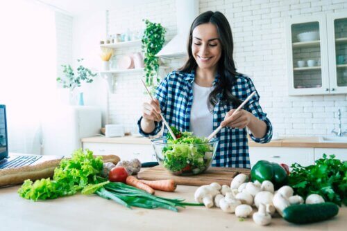 Mulher fazendo salada