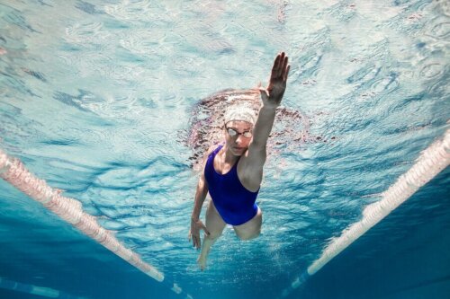 Mulher fazendo natação