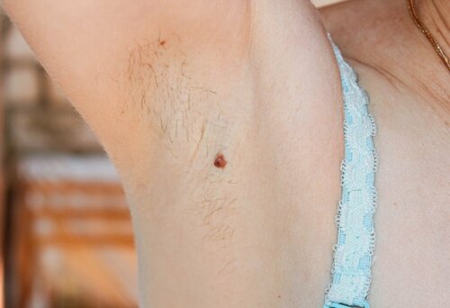 Pelos finos nas axilas