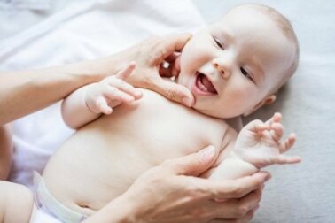 Sintomas e manifestações dos primeiros dentes do bebê