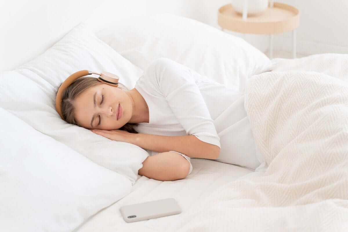 Mulher ouvindo ruído branco para dormir