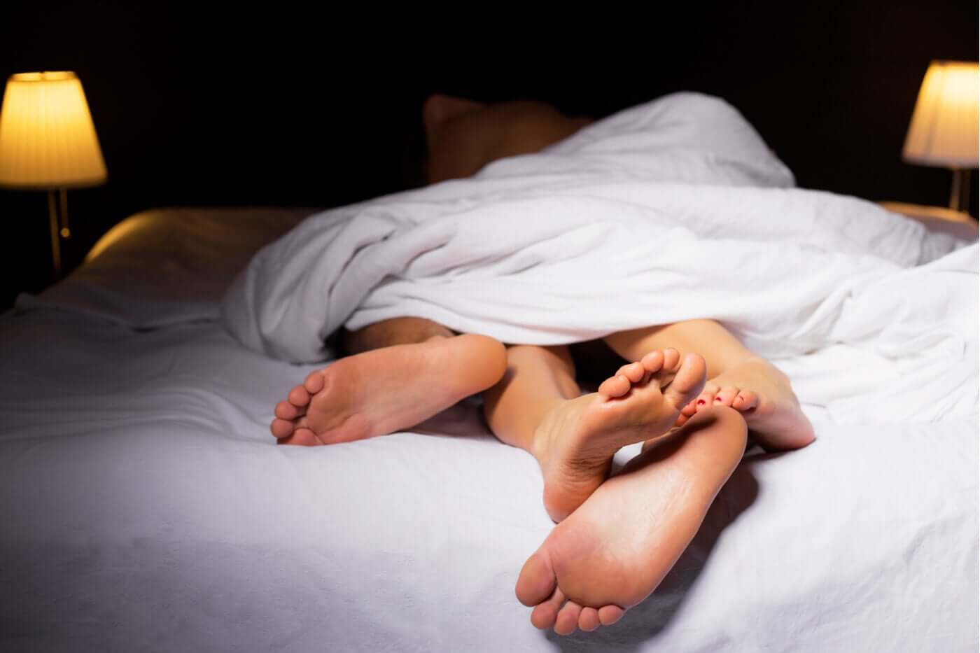 Casal na cama após o sexo