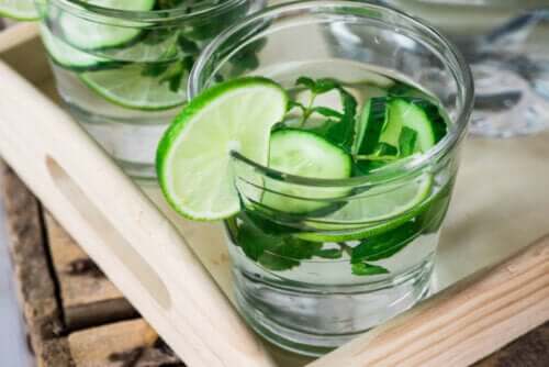 Águas detox: 2 benefícios e mitos