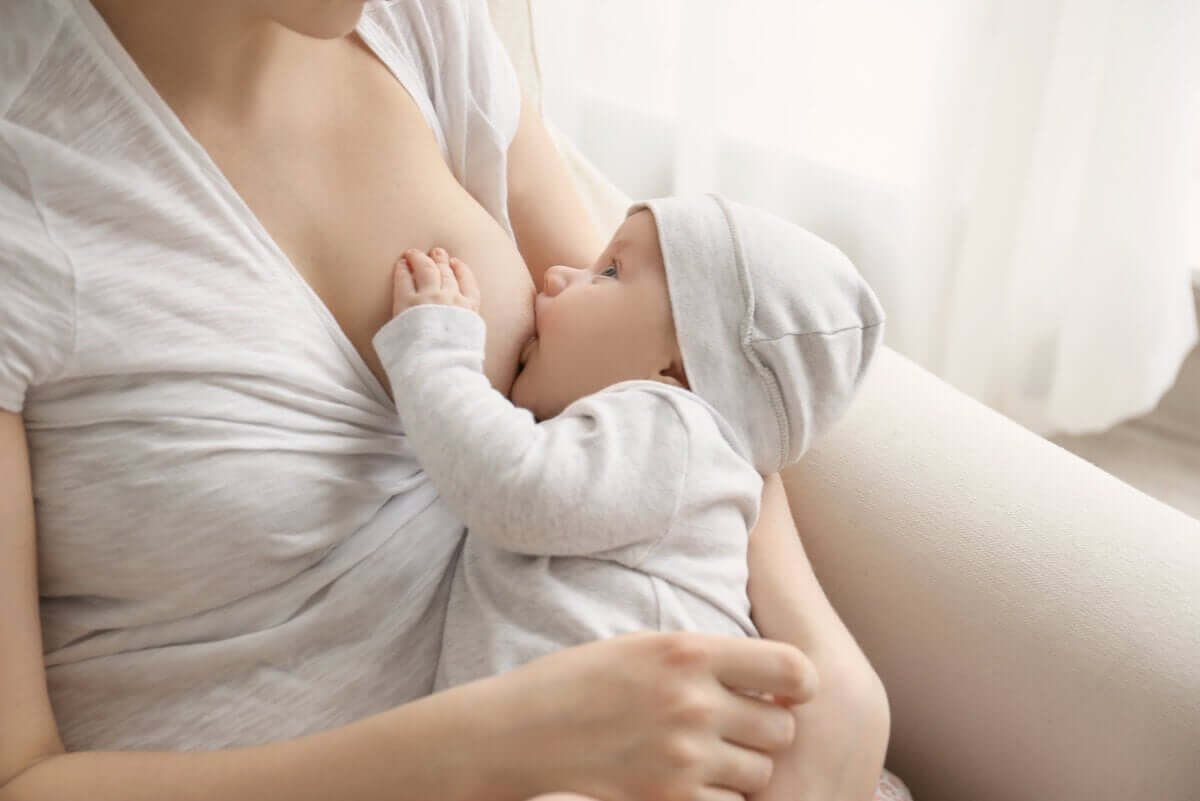 Bebê mamando leite materno
