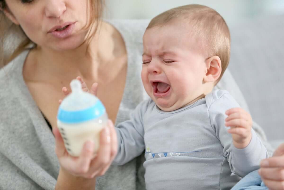 Bebê recusando mamadeira