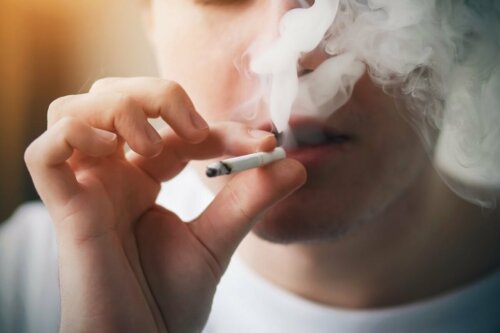 Pessoa fumando cigarro