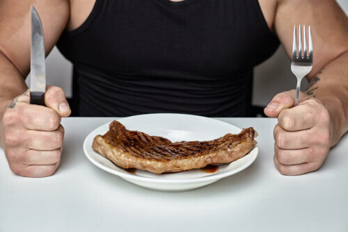 Homem comendo carne