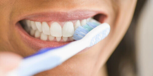 Mulher escovando os dentes