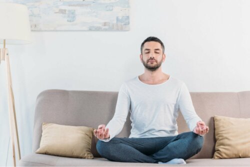 Homem meditando no sofá