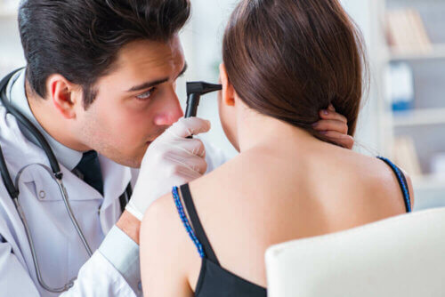 Médico examinando ouvido