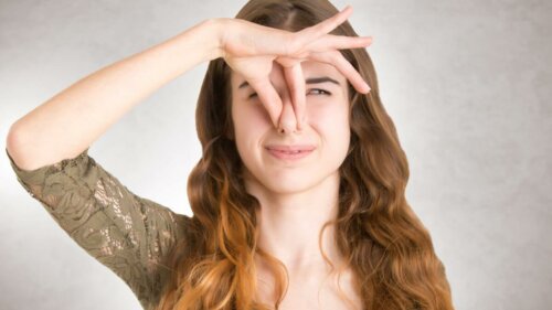 Mulher sentindo cheiro ruim