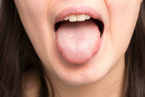 Mulher colocando a língua para fora