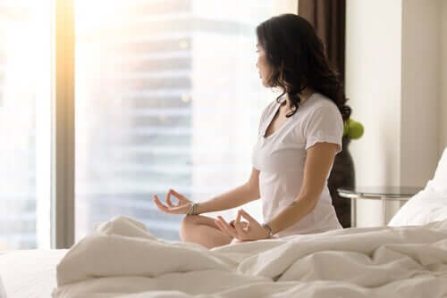 Mulher meditando pela manhã