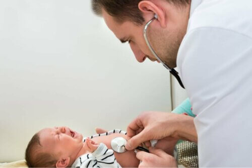 Pediatra examinando bebê