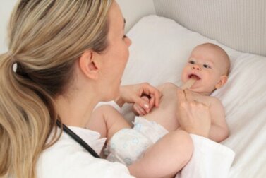 Freio teto labial persistente em bebês: sintomas e tratamento