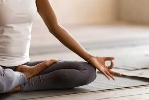 Mulher meditando em casa