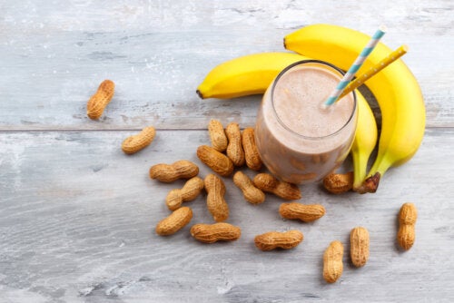 Como fazer uma vitamina de banana com pasta de amendoim?