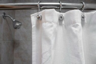 5 truques para limpar as cortinas do banheiro e mantê-las livres de mofo