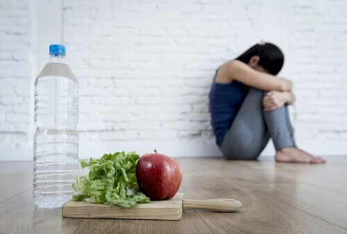 Mulher fazendo dieta restritiva