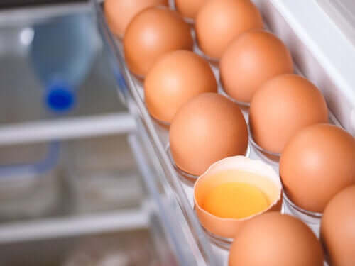 Devemos manter os ovos dentro ou fora da geladeira?