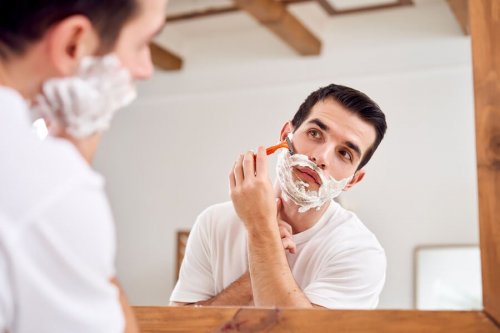 Homem fazendo a barba