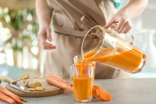 Mulher servindo suco de cenoura