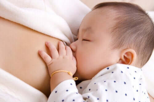 Qual é a relação entre a amamentação e o sistema imunológico do recém-nascido?