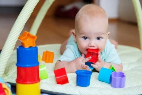 Bebê brincando no chão