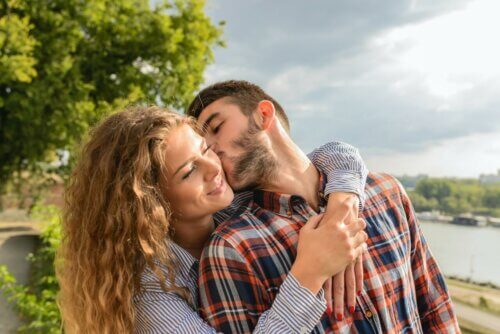 Homem beijando esposa