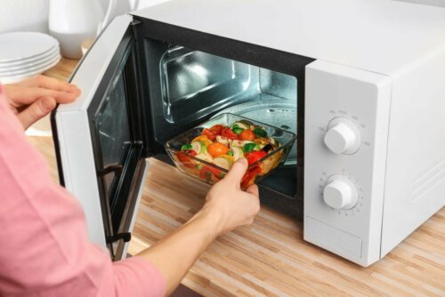 Aquecer comida no micro-ondas