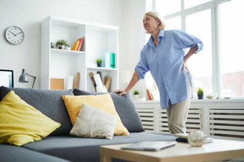 Mulher com dores musculares