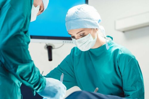 Médicos fazendo cesárea