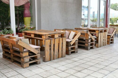 Móveis de madeira reciclada