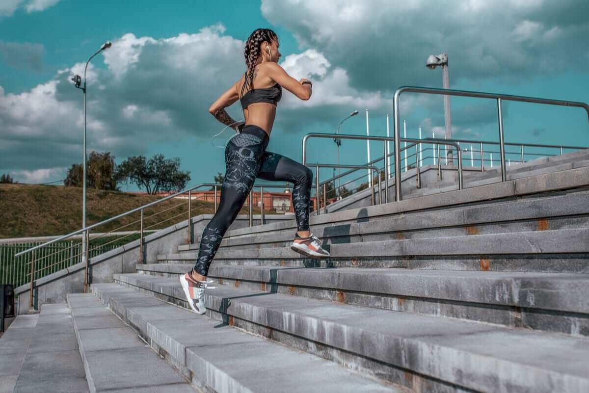 Mulher correndo subindo escadas
