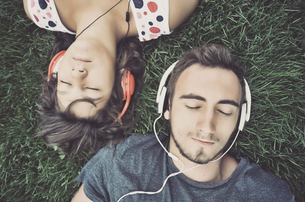 Jovens ouvindo música
