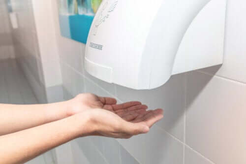 Estudo indica que secadores de mãos públicos podem ser contraproducentes