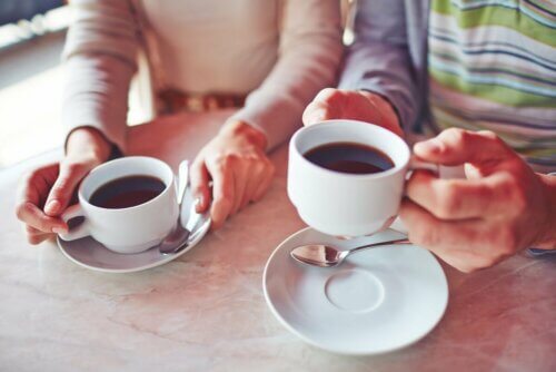 Pessoas tomando café