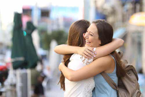 Abraço entre amigas