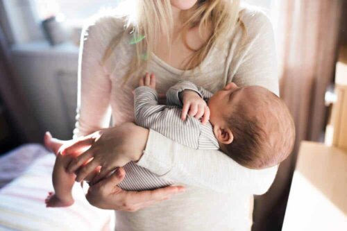 Mamãe com seu bebê no colo