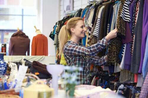 6 dicas para acertar ao comprar roupas de segunda mão