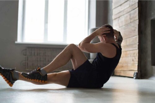 Homem fazendo abdominal