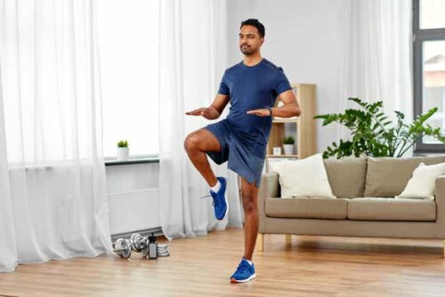 Homem fazendo exercícios em casa