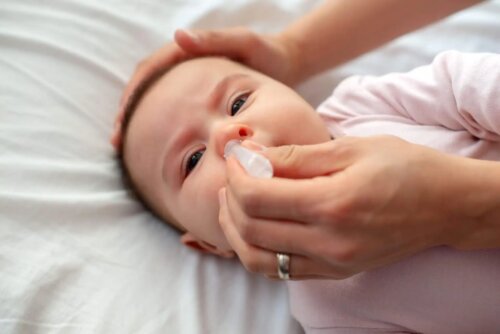 Bebê fazendo lavagem nasal