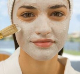Máscara caseira para a pele oleosa com acne ou cravos