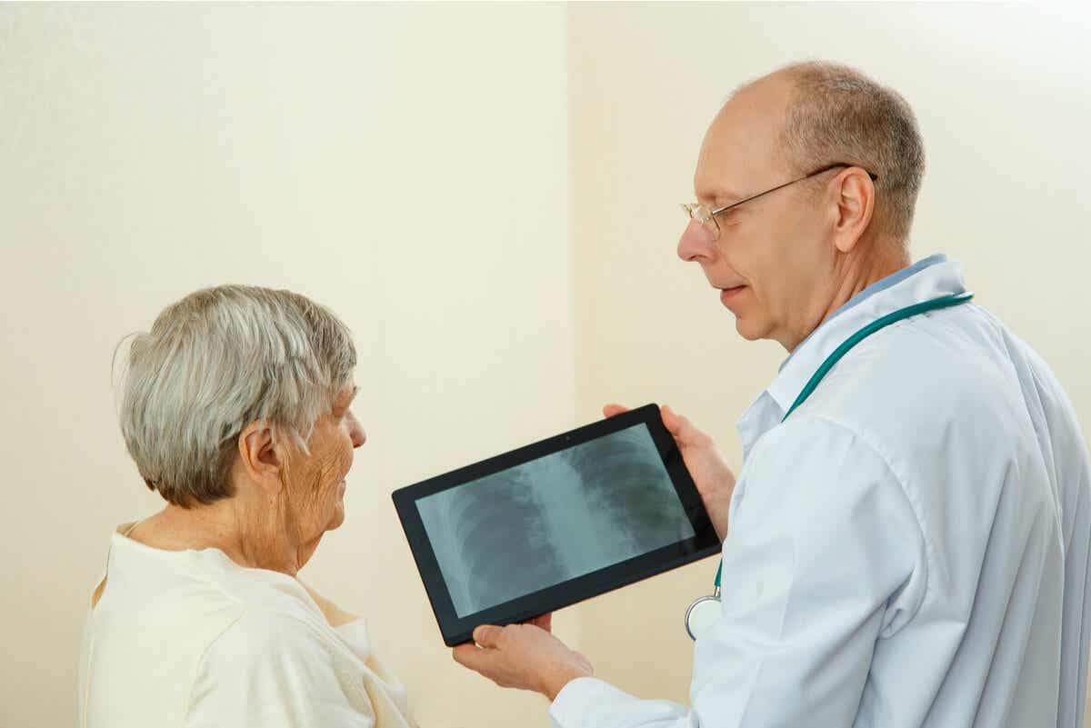 Senhora em consulta médica