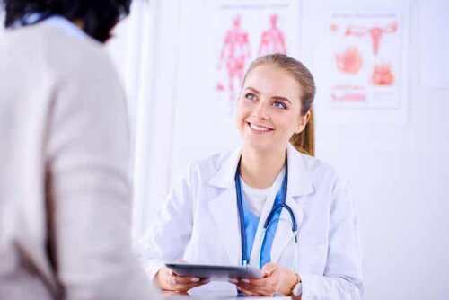 Médico orientando paciente